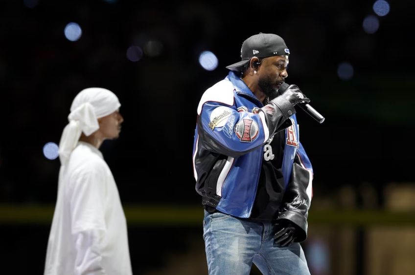 Kendrick Lamar brilha no Super Bowl com participações surpresa e alfinetadas em Drake
