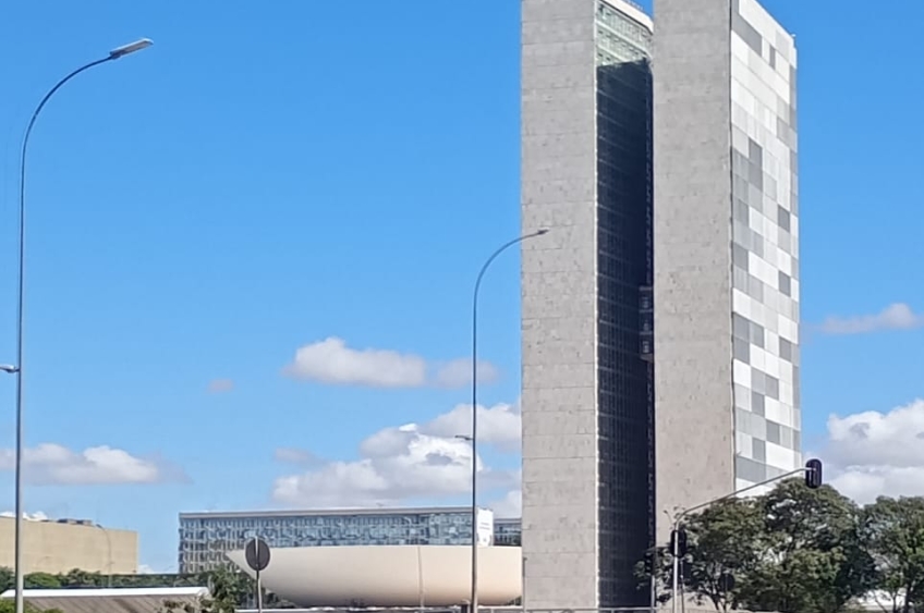 Relator antecipa fim da reeleição para 2030 e CCJ adia votação