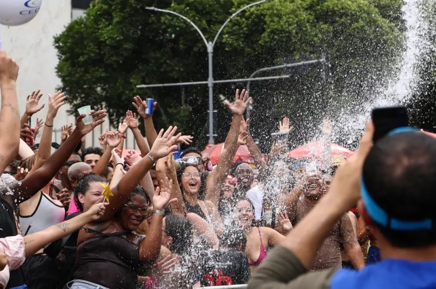 Saiba como se prevenir e o que fazer caso roubem seu celular no carnaval