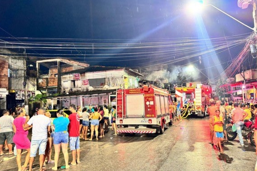 Incêndio destrói casas no bairro do Jurunas, em Belém