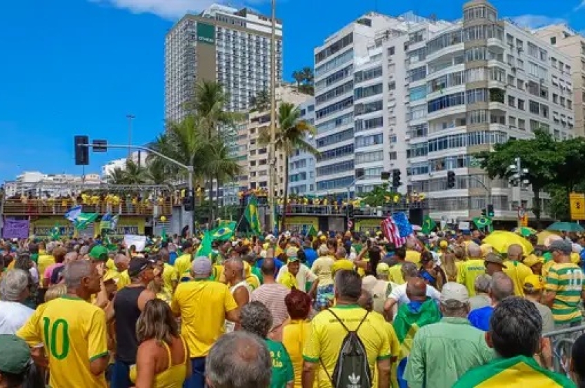Bolsonaro pede anistia para condenados do 8 de Janeiro em ato em Copacabana