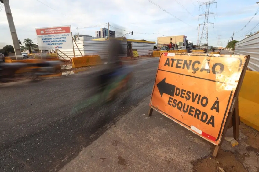 Obras do viaduto alteram trânsito na Mário Covas com Independência