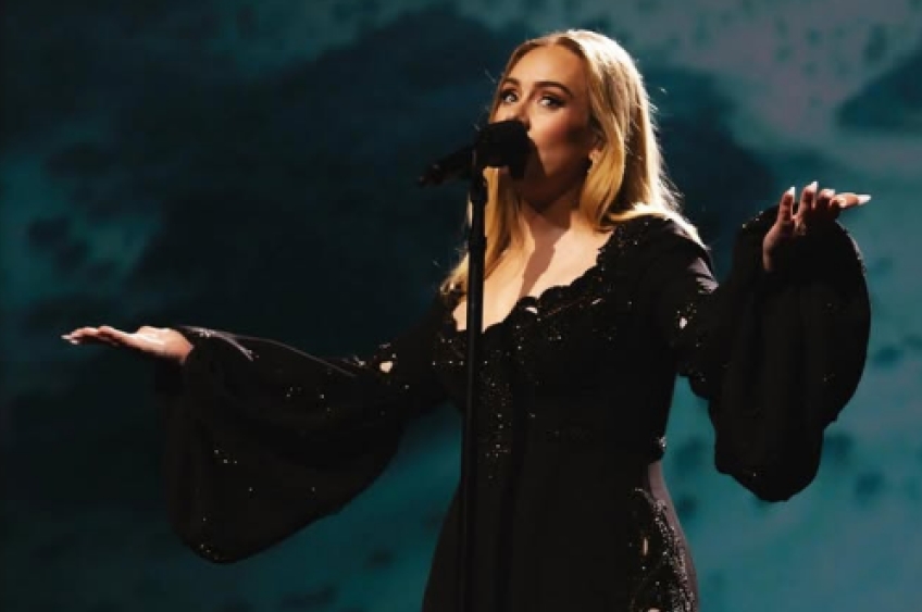 TJ-RJ suspende execução e comercialização de ‘Million Years Ago’ de Adele no Brasil após ação de Toninho Geraes