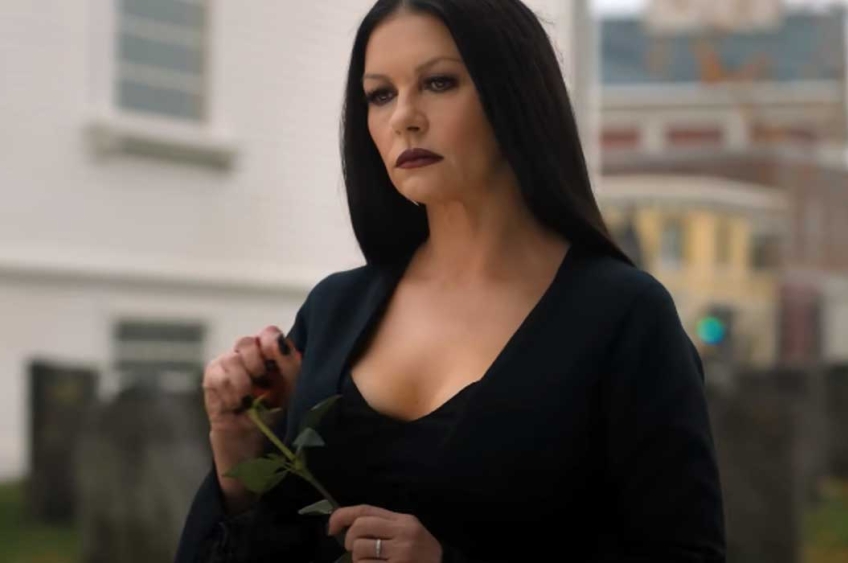 Bastidores revelam Mortícia em Wandinha 2ª temporada