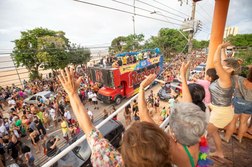 Volta do trio elétrico arrasta 25 mil foliões em Mosqueiro