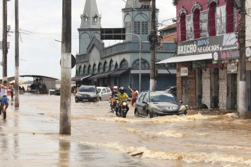 Maré alta e chuvas intensas preocupam motoristas em Belém nesta sexta e sábado