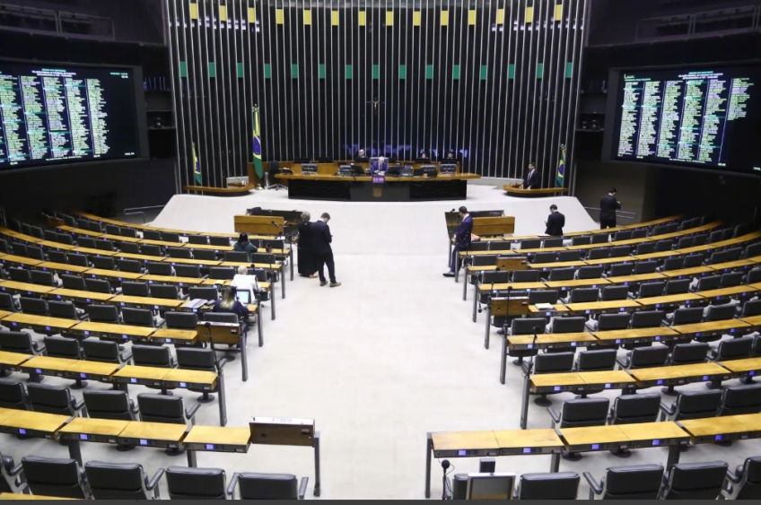 Fim da reeleição para cargos do Executivo é aprovado na CCJ do Senado