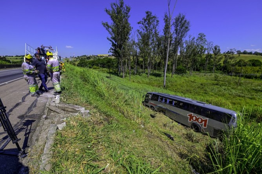 Ônibus sai da pista e cai em ribanceira em SP; adolescente morre e 26 pessoas ficam feridas