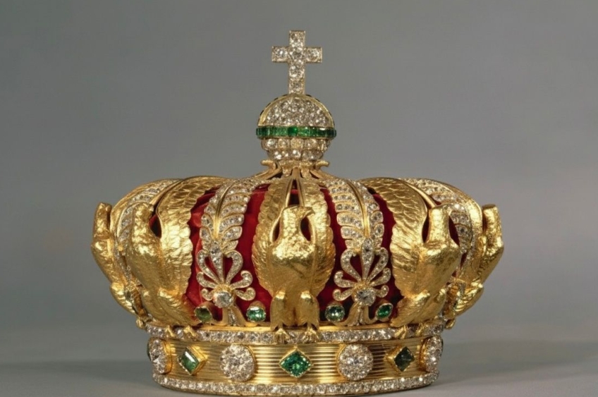 Coroa de imperatriz é encontrada poucas horas após ser roubada do Louvre   