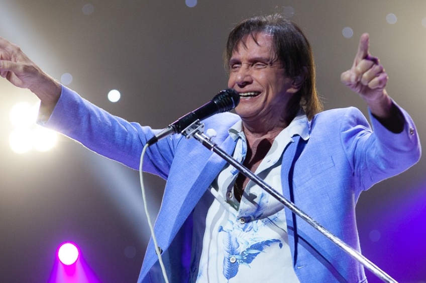 Roberto Carlos ameaça interromper show e dá bronca durante abertura do Réveillon 2025