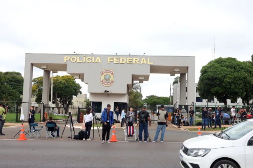 Bolsonaro preso nesta manhã: decisão cita 'eventual tentativa de fuga'