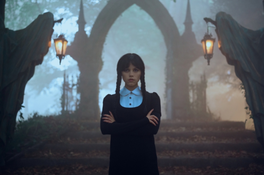 Filmagens da 2ª temporada de Wandinha são concluídas; nova imagem é divulgada