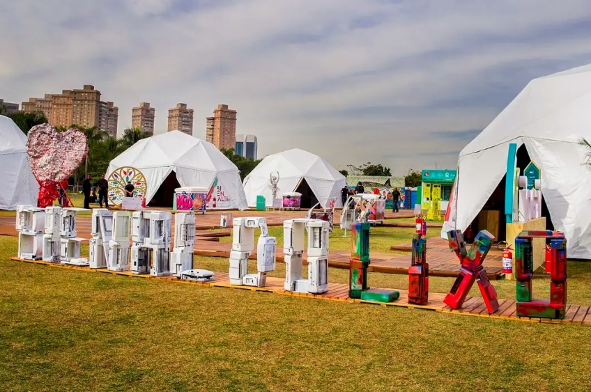 Chinelos descartados em praia viram peças artísticas no Bienal do lixo