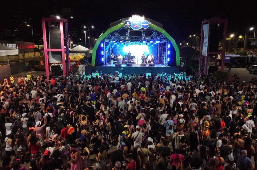 Mangueirosa encerra Carnaval com festa grandiosa e multidão de foliões