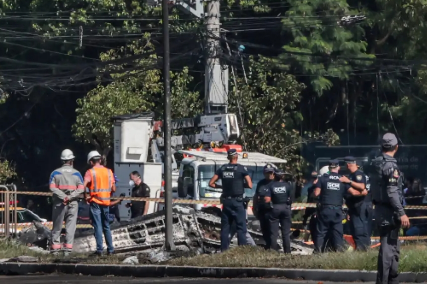 Avião cai em São Paulo e deixa duas vítimas fatais
