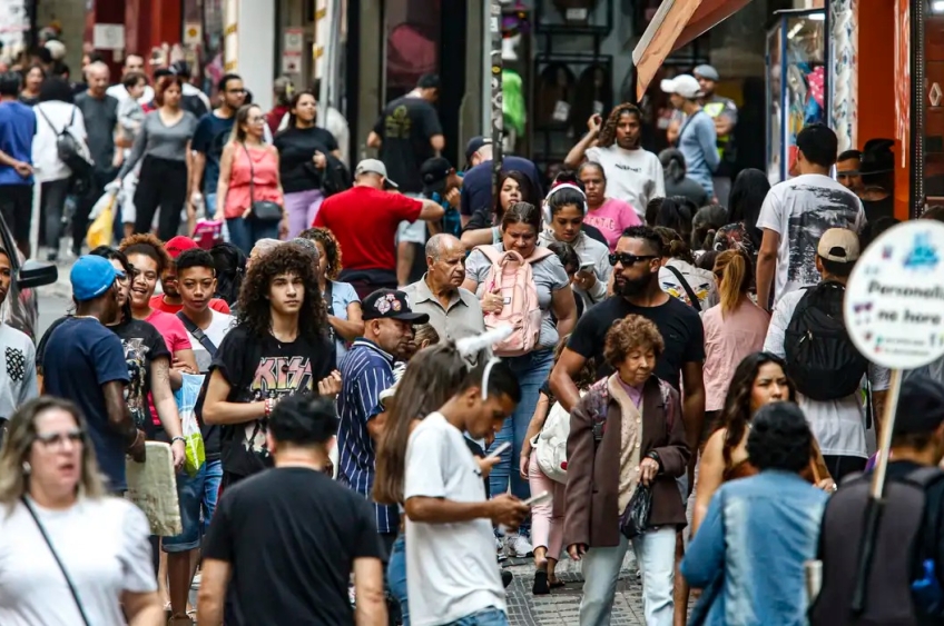 Renda de pessoas negras representa 58,3% da de pessoas brancas, diz pesquisa