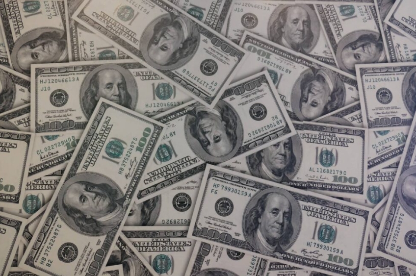 Dólar cai pela 10ª vez seguida e fecha em R$ 5,83