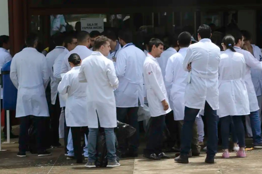 Aprovados no Revalida 2024 devem indicar universidade para revalidação do diploma a partir desta segunda-feira
