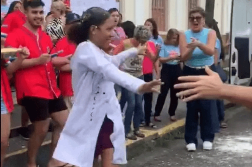 Jovem forja aprovação em medicina, participa de festa e é desmascarada