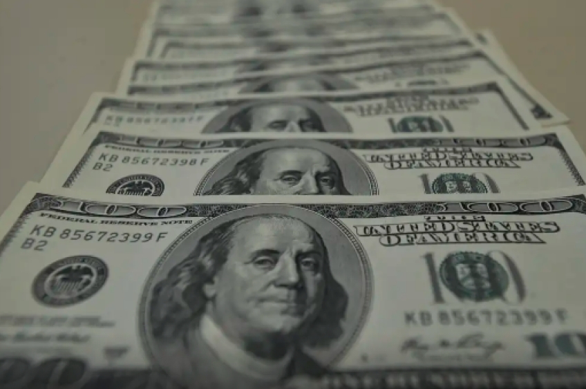 Dólar passa de R$ 5,75 e bolsa cai com medo de inflação