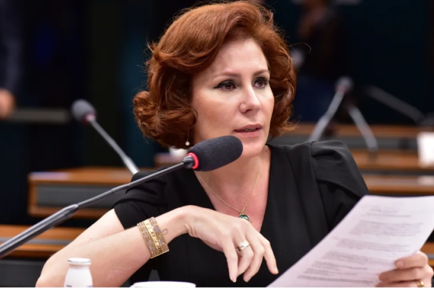 Moraes nega suspensão de processo contra Carla Zambelli 
