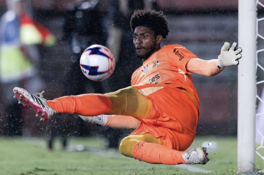 Herói da classificação do Corinthians, Hugo Souza sofre ofensas racistas após o jogo 
